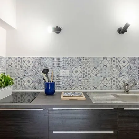 Joivy Family Flat With Little Patio, Cinque Terre Apartment Vernazza