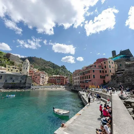 Joivy Family Flat With Little Patio, Cinque Terre Apartment *