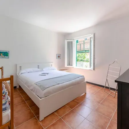 Joivy Family Flat With Little Patio, Cinque Terre Apartment