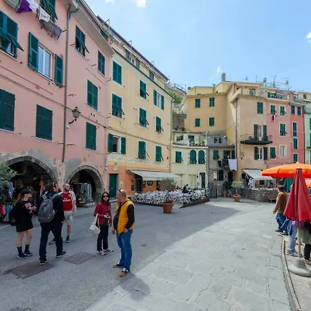 Joivy Family Flat With Little Patio, Cinque Terre Apartment Vernazza